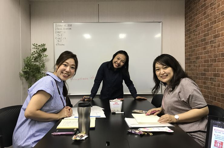(写真中央)いつも明るいMei先生。生徒さんも楽しくレッスンしていて、人気No.1！