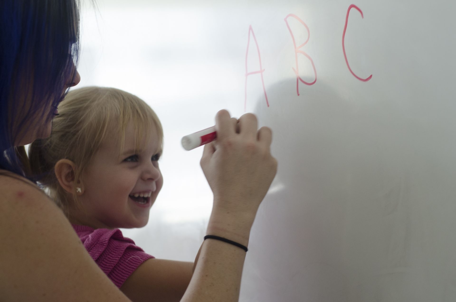 親子でレッスン！グループ料金でリーズナブルに英会話が学べる